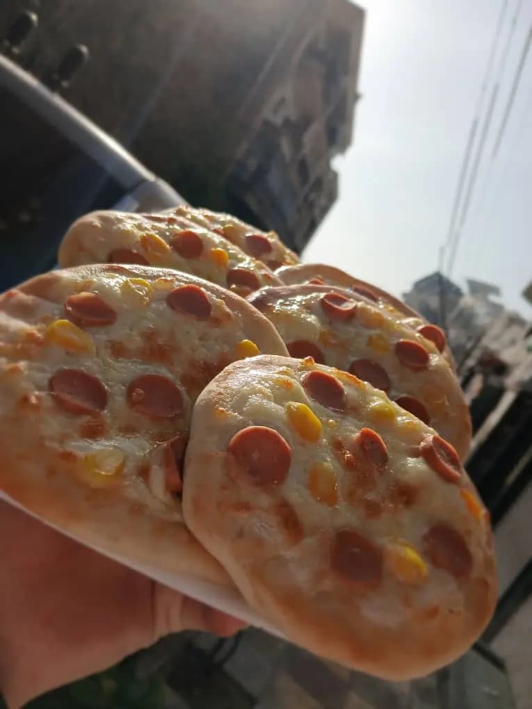 فطاير سوسيس مع قشقوان - صورة 1