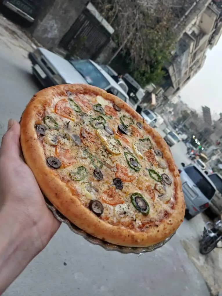 بيتزا وسط - صورة 1